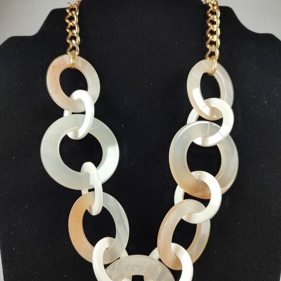 Signed V Chunky Plastic Link Necklace Beige White Gold Chain Statement 17" - 20" - Picture 3 of 16